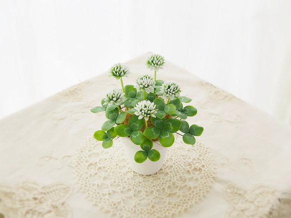 完成品　粘土　シロツメクサ　白い素焼き鉢編 2枚目の画像