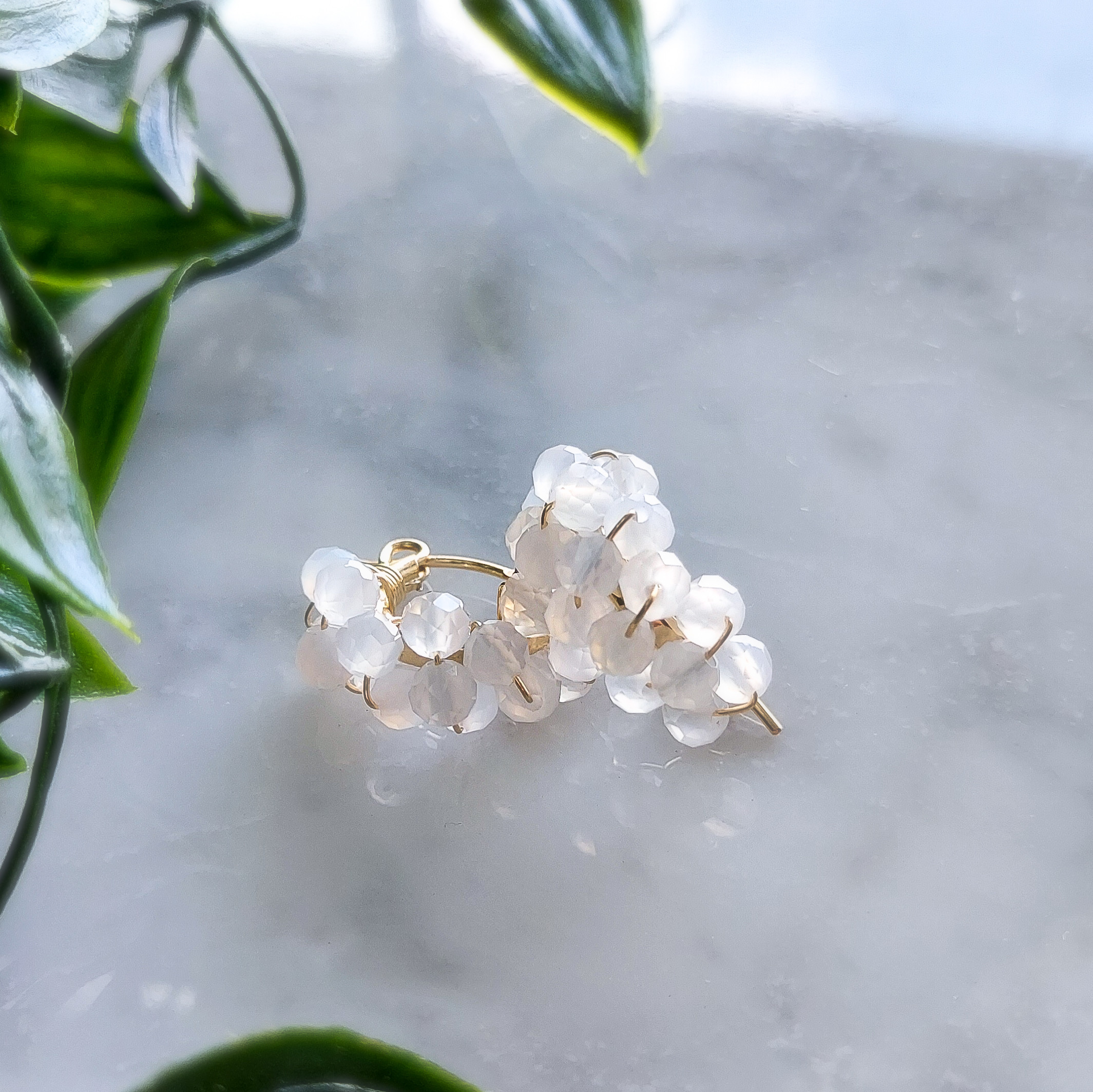 送料無料 14kgf White Chalcedony wrapped pierced earring /clip on
