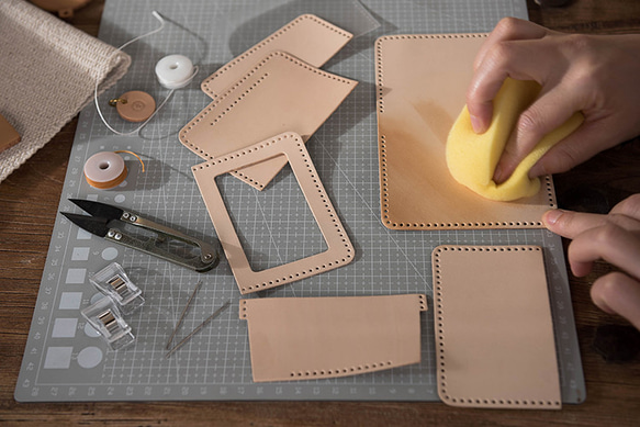 【需要手縫的半成品】原色植物丹寧鞣製錢包套件可定制銅模刻字 第5張的照片