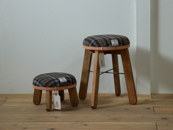 送料無料【パープル×ブラウン】ハリスツイードで仕立てたアンティークな風合いのスツール　椅子　木製 4枚目の画像