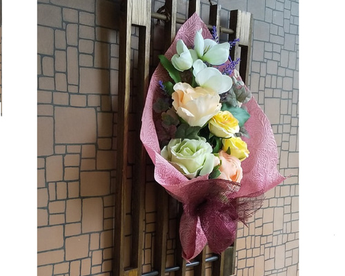 アーティフィシャルフラワー 格子のベースにバラとクリスマスロースの