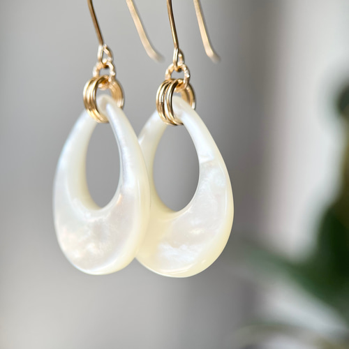 白　フェミニン　ピアス／イヤリング 白の四つ葉のピアス・イヤリング変更可／クローバー 四角 菱形
