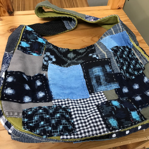 バラ一杯のショルダーバック　パッチワークバック パッチワークバッグ - ショルダーバッグの人気通販 | minne byGMO