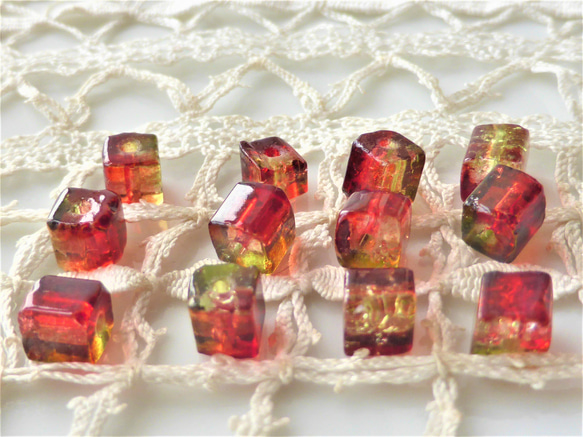 ヒビ　小さなキューブ　赤黄緑　チェコビーズCzech Glass Beads１０個 1枚目の画像