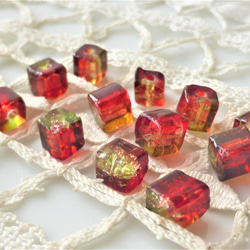 ヒビ　小さなキューブ　赤黄緑　チェコビーズCzech Glass Beads１０個 2枚目の画像