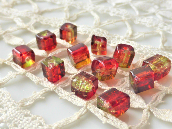ヒビ　小さなキューブ　赤黄緑　チェコビーズCzech Glass Beads１０個 2枚目の画像