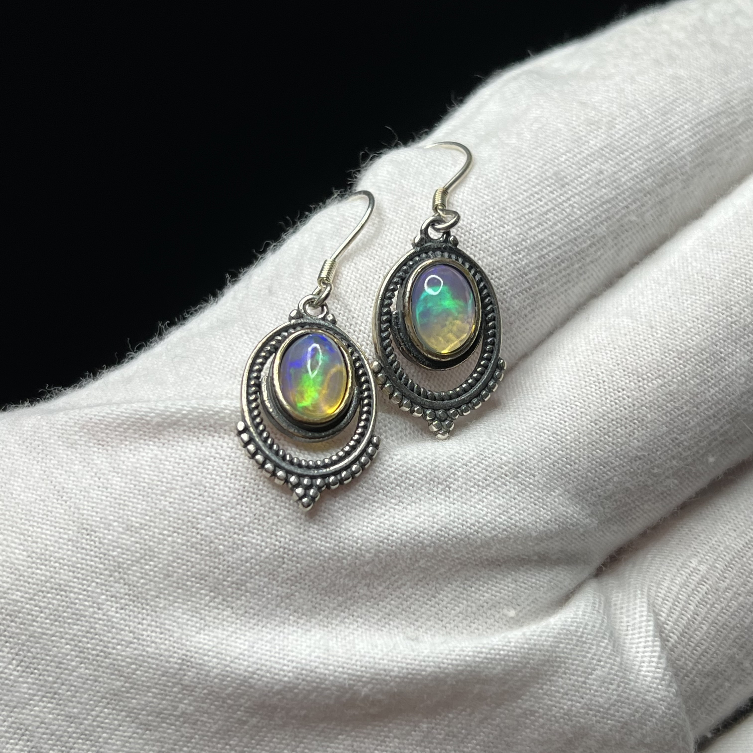 イギリス発送　エチオピア産　天然オパールピアス　神秘的　上品　一期一会