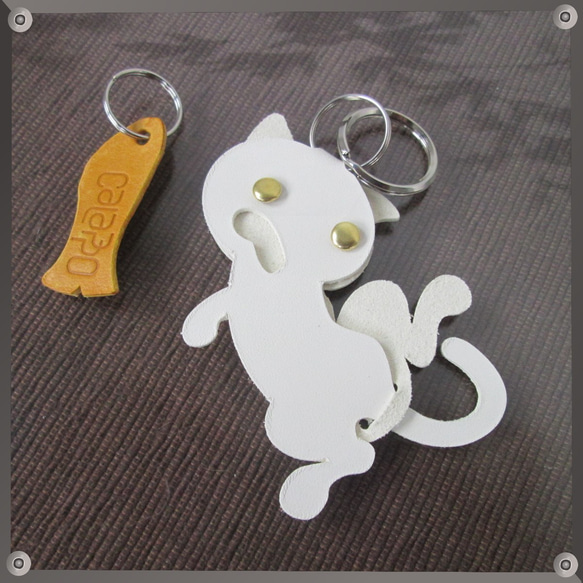 KEY・RING -しろねこ・へそ天01-　キーホルダー 1枚目の画像