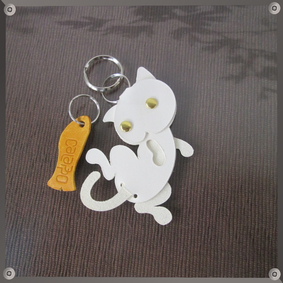 KEY・RING -しろねこ・へそ天01-　キーホルダー 4枚目の画像