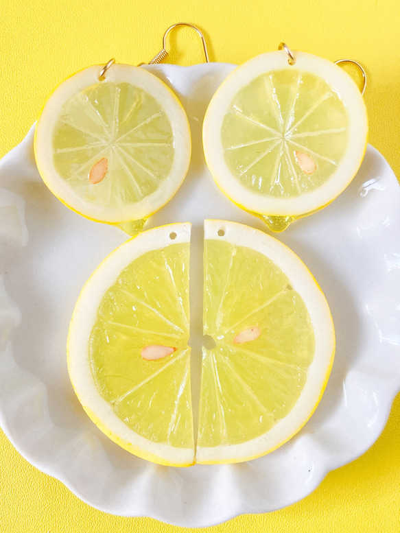 小さなスライスレモンのイヤリング・ピアス 6枚目の画像