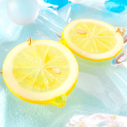 小さなスライスレモンのイヤリング・ピアス 7枚目の画像