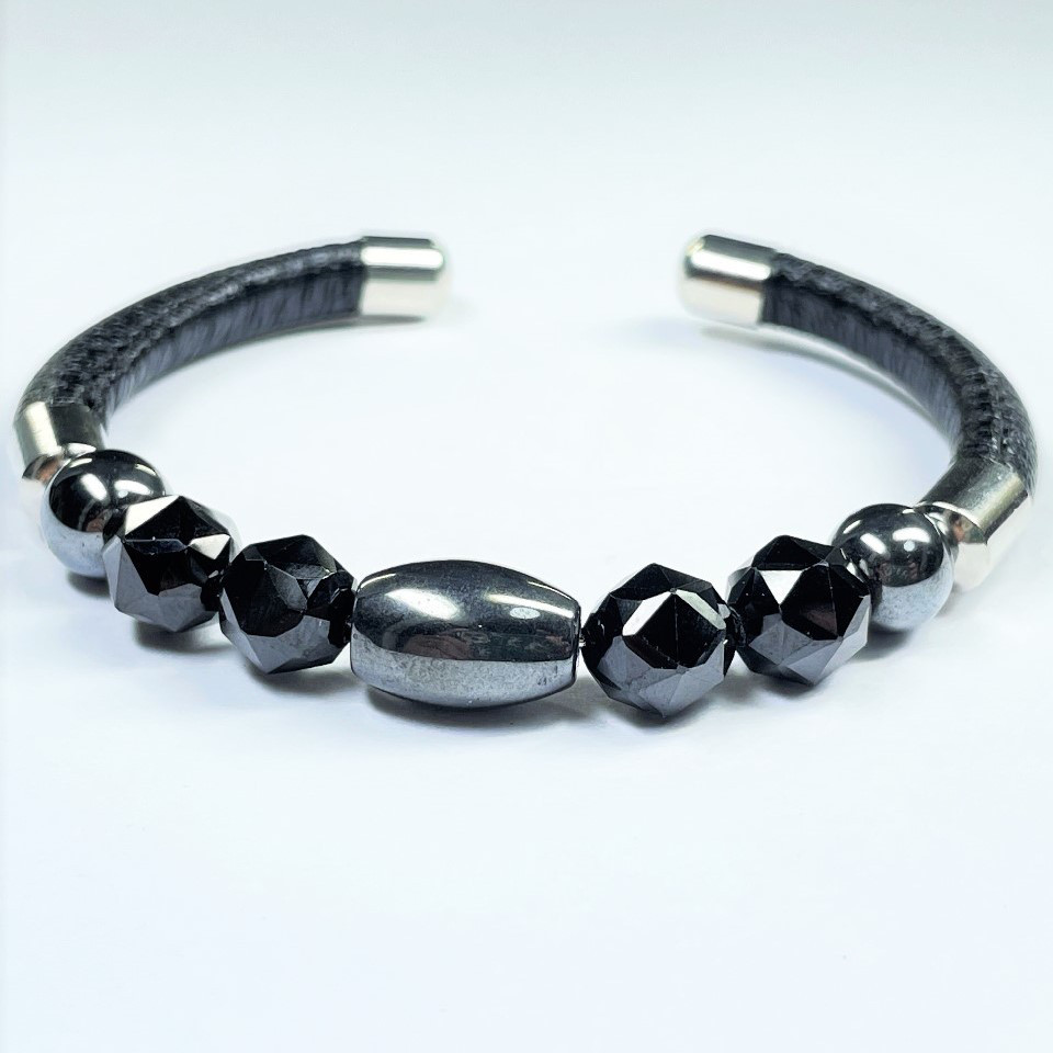 【ブラックカラーのフェイクレザーがオシャレ 】磁気ヘマタイト スターカットスピネル テラヘルツ  バングル 天然石
