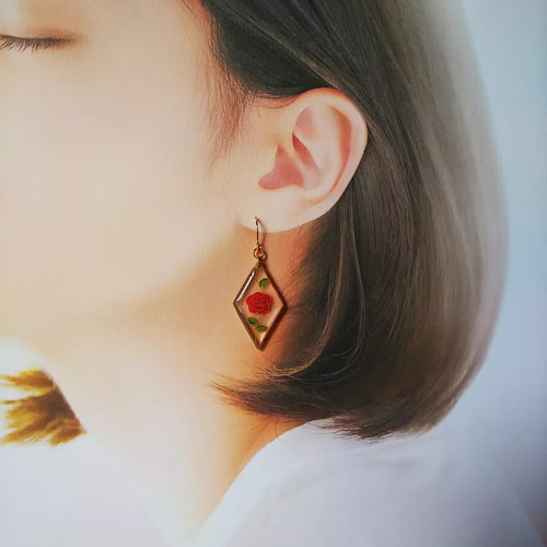 ひし形のゆらゆらピアス ステンドグラス風 薔薇 No. 22-60 ピアス 