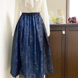 大島紬　3柄　紺色系パッチワーク　スカート　花柄　着物リメイク　ミモレ~ロング丈　154 1枚目の画像