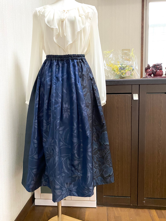 大島紬　3柄　紺色系パッチワーク　スカート　花柄　着物リメイク　ミモレ~ロング丈　154 1枚目の画像