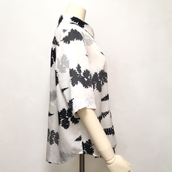 薄手で軽い綿100%サテン　草花模様の半袖シャツ　/ シダ 4枚目の画像