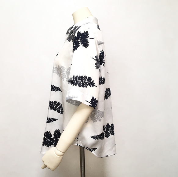 薄手で軽い綿100%サテン　草花模様の半袖シャツ　/ シダ 3枚目の画像