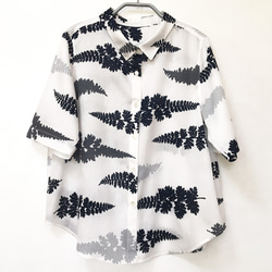 薄手で軽い綿100%サテン　草花模様の半袖シャツ　/ シダ 5枚目の画像