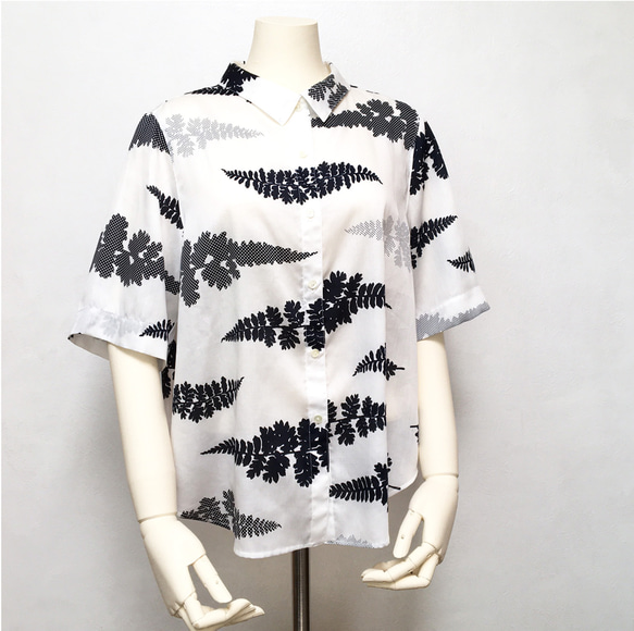 薄手で軽い綿100%サテン　草花模様の半袖シャツ　/ シダ 1枚目の画像