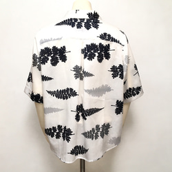 薄手で軽い綿100%サテン　草花模様の半袖シャツ　/ シダ 2枚目の画像