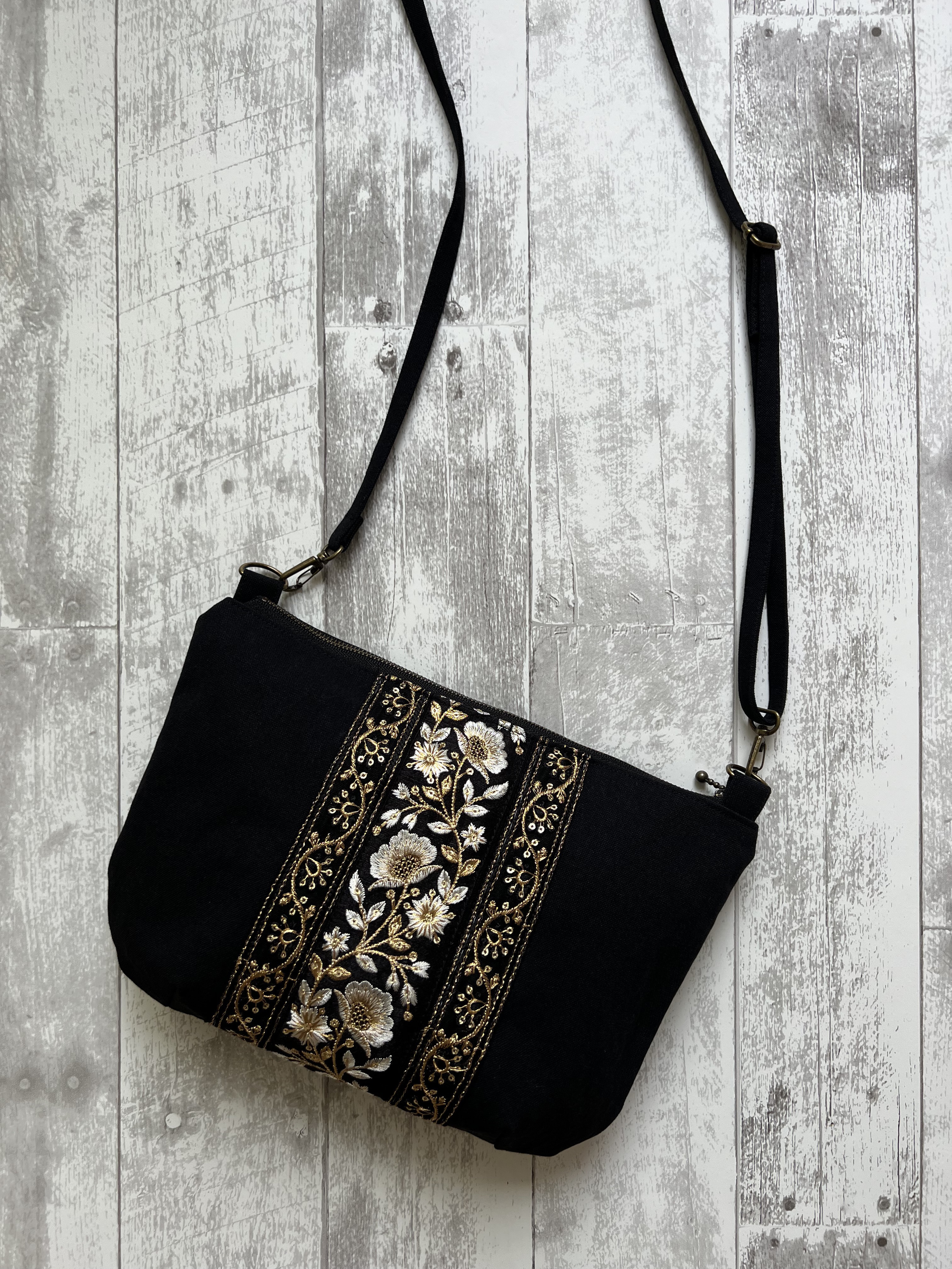 インド刺繍リボンと帆布のショルダー◇Black gold ショルダー