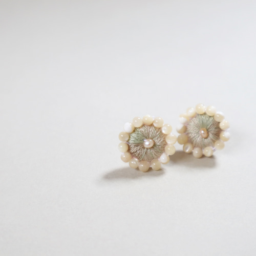 刺繍縁どり丸ピアス・イヤリング ベージュ×グリーンのニュアンス