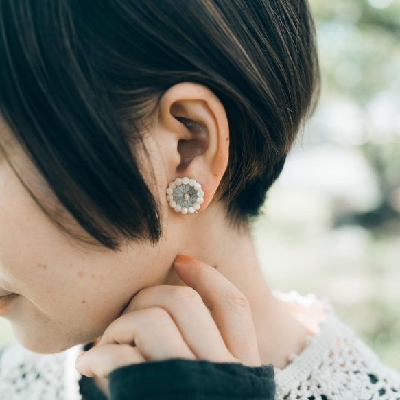 刺繍縁どり丸ピアス・イヤリング ベージュ×グリーンのニュアンス 刺繍縁どり丸ピアス・イヤリング ベージュ×グリーンのニュアンス