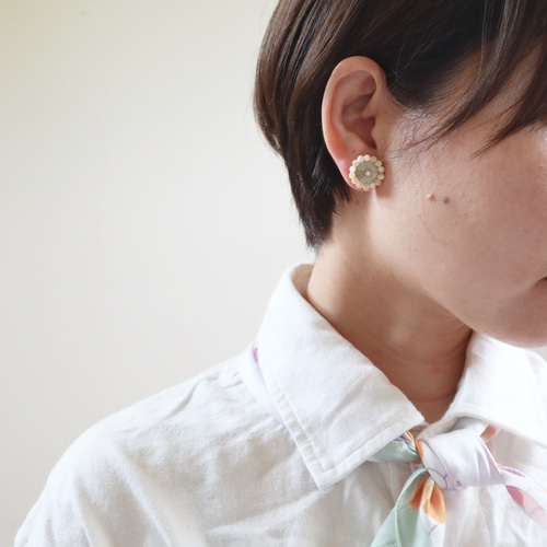 刺繍縁どり丸ピアス・イヤリング ベージュ×グリーンのニュアンス