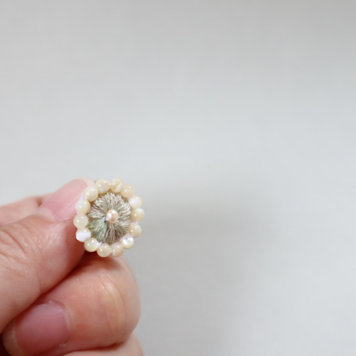 刺繍縁どり丸ピアス・イヤリング ベージュ×グリーンのニュアンス