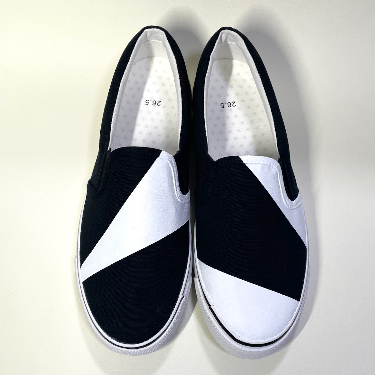 ジオメトリックに分割されたアシメスリッポン (ブラックxマットホワイト) 撥水加工ver. 22.0cm〜29.0cm