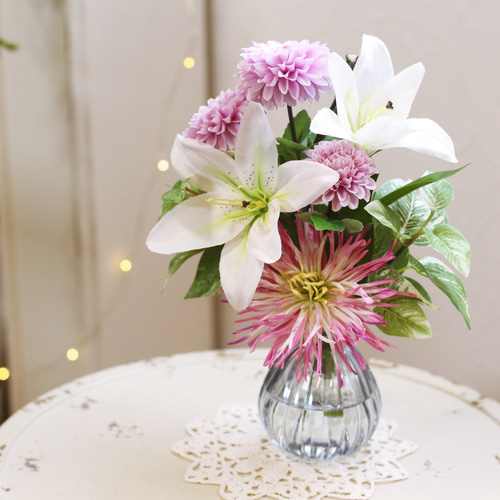 ユリと天空菊のガラス器アレンジ 水替え不要!!（仏花） アートフラワー