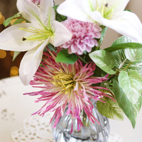 ユリと天空菊のガラス器アレンジ 水替え不要!!（仏花） アートフラワー