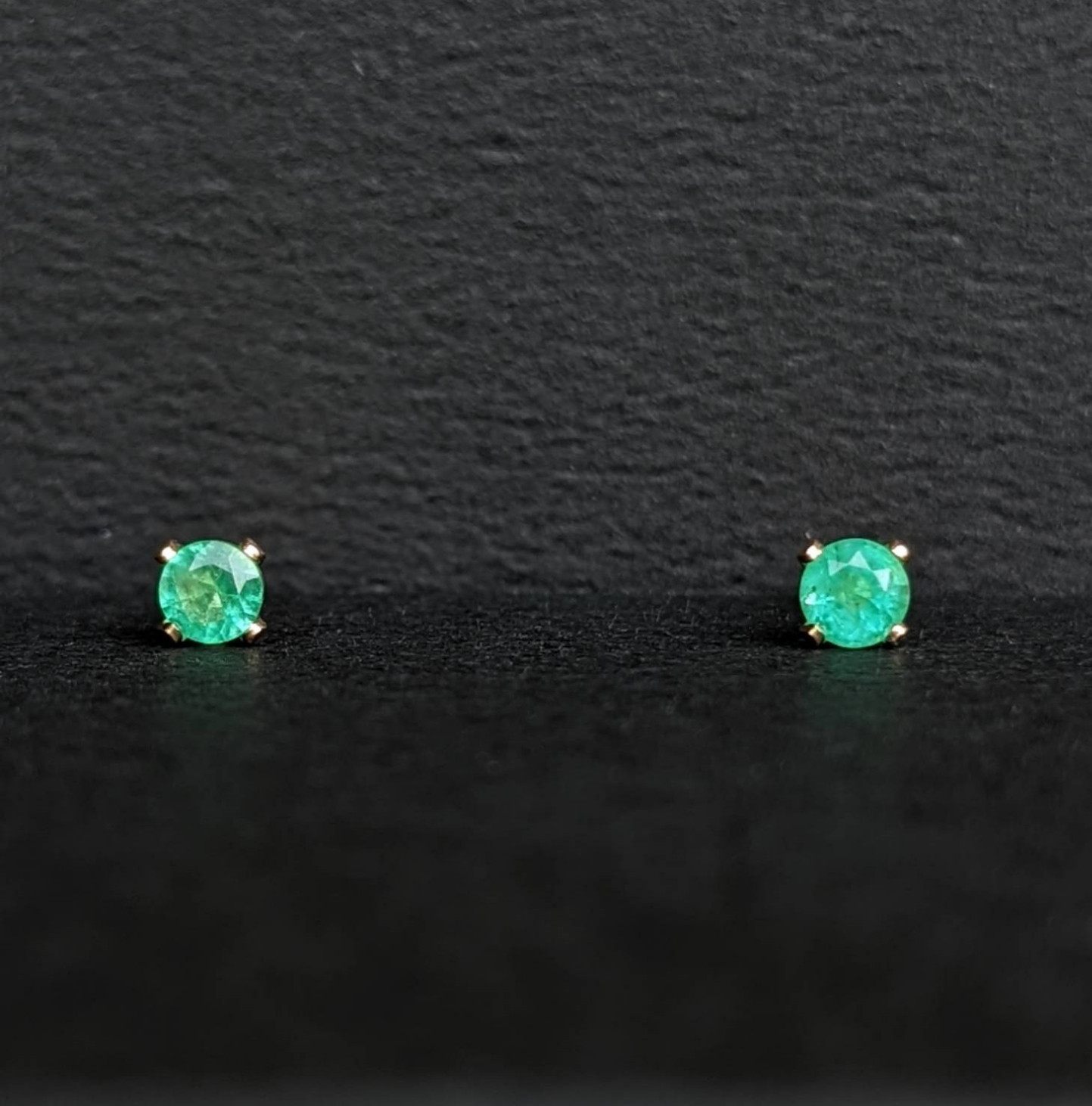 ▼エメラルド高品質AAA-▼3mm▼14kgf爪付きスタッドピアス