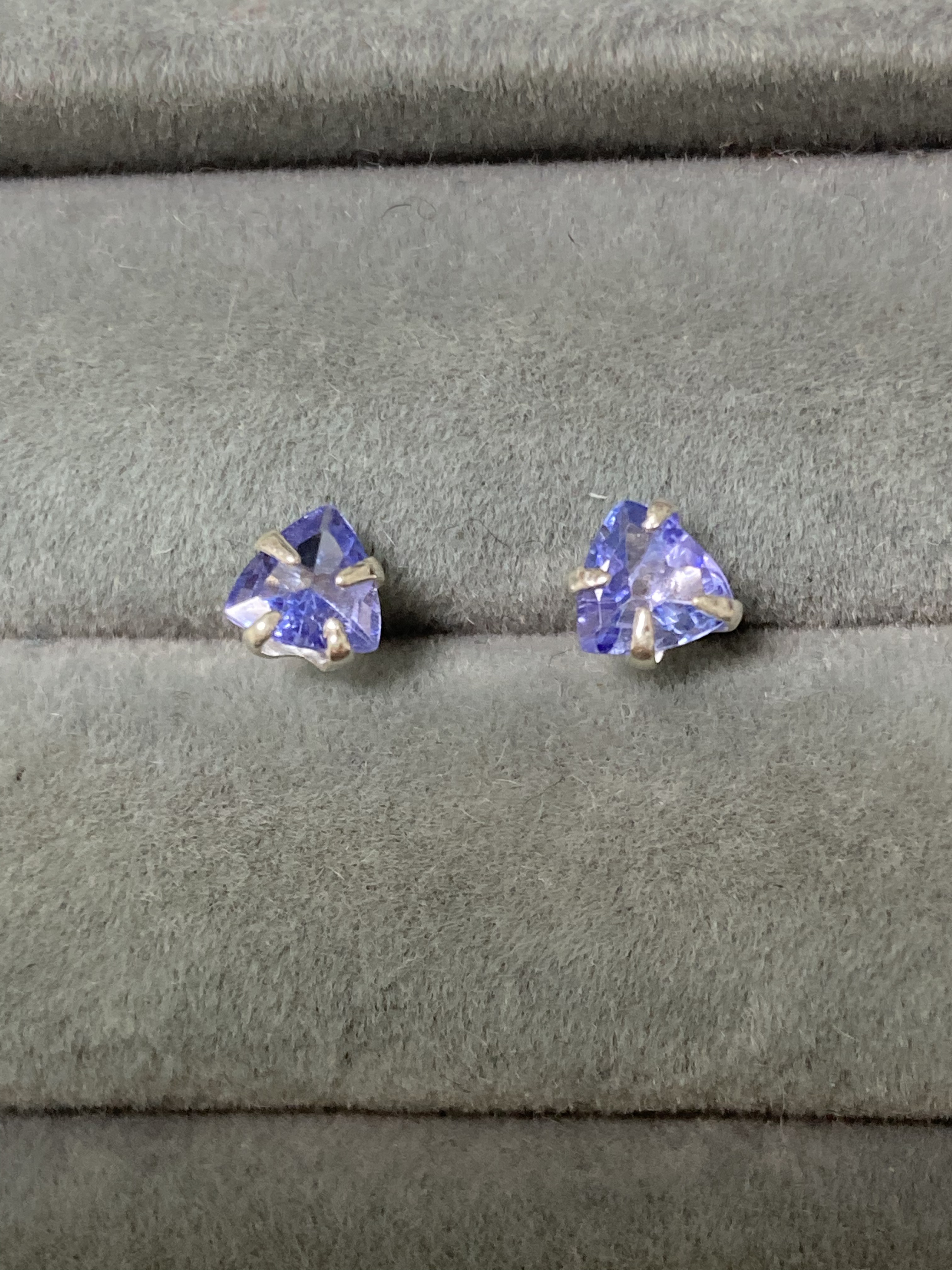 タンザナイト　一粒　トライアングルスタッドピアス　ロジウムコーティングシルバー925 三角　ブルーゾイサイト