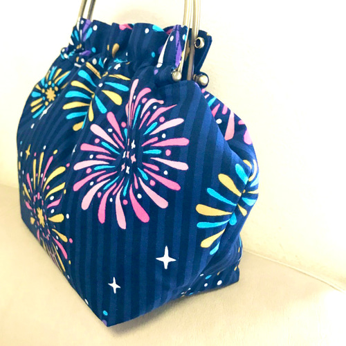 棚卸しセール＊花火柄のベンリー口金のバッグ＊紺系＊＊Sサイズ