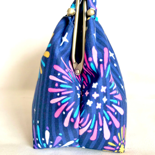 棚卸しセール＊花火柄のベンリー口金のバッグ＊紺系＊＊Sサイズ