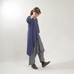 有機棉，鑰匙孔領口，不對稱剪裁縫製上衣，襯衫，束腰上衣，深海軍藍 第2張的照片