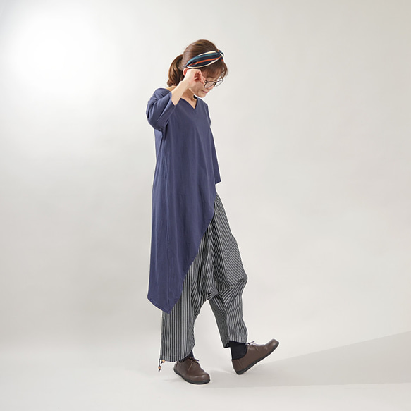 有機棉，鑰匙孔領口，不對稱剪裁縫製上衣，襯衫，束腰上衣，深海軍藍 第2張的照片