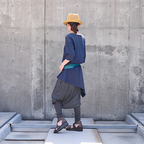 有機棉，鑰匙孔領口，不對稱剪裁縫製上衣，襯衫，束腰上衣，深海軍藍 第10張的照片