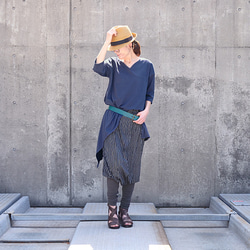 有機棉，鑰匙孔領口，不對稱剪裁縫製上衣，襯衫，束腰上衣，深海軍藍 第9張的照片