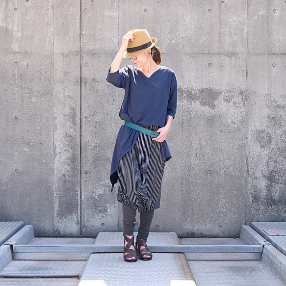 有機棉，鑰匙孔領口，不對稱剪裁縫製上衣，襯衫，束腰上衣，深海軍藍 第9張的照片