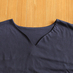 有機棉，鑰匙孔領口，不對稱剪裁縫製上衣，襯衫，束腰上衣，深海軍藍 第13張的照片