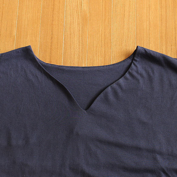 有機棉，鑰匙孔領口，不對稱剪裁縫製上衣，襯衫，束腰上衣，深海軍藍 第13張的照片