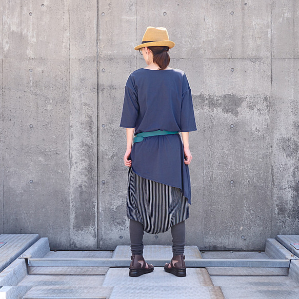 有機棉，鑰匙孔領口，不對稱剪裁縫製上衣，襯衫，束腰上衣，深海軍藍 第11張的照片