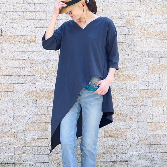 有機棉，鑰匙孔領口，不對稱剪裁縫製上衣，襯衫，束腰上衣，深海軍藍 第1張的照片