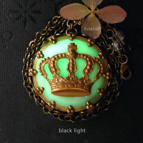 王冠 フィリグリー チェコウランガラスボタン 32mm ペンダント