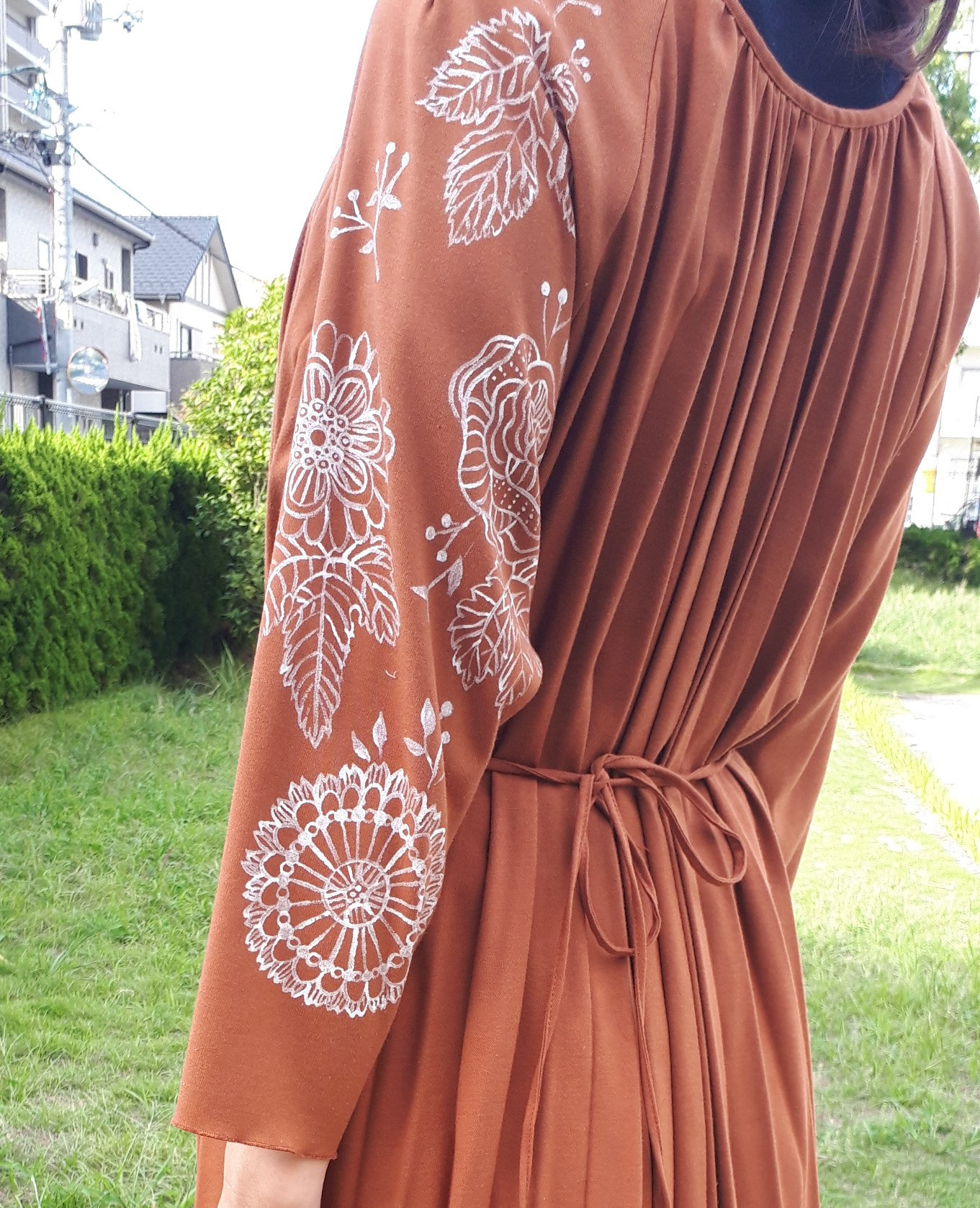 お気に入りワンピース、北欧の花咲く　手描き　お手持ち　世界で一枚の服