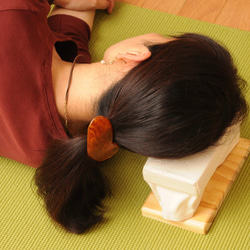 【首にやさしいごろ寝まくら】ウッドナチュラル　眼鏡をかけたまま使えます 5枚目の画像