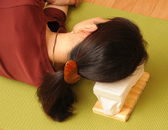 【首にやさしいごろ寝まくら】ウッドナチュラル　眼鏡をかけたまま使えます 5枚目の画像