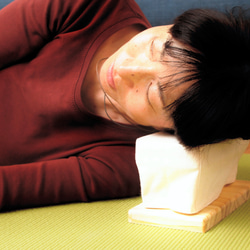 【首にやさしいごろ寝まくら】ウッドナチュラル　眼鏡をかけたまま使えます 1枚目の画像